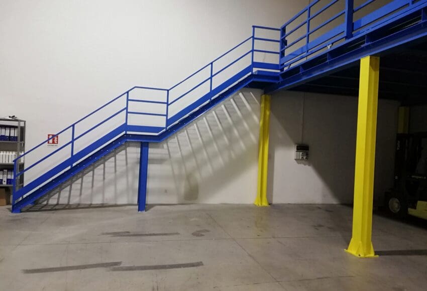 Scala industriale metallica con parapetti di sicurezza