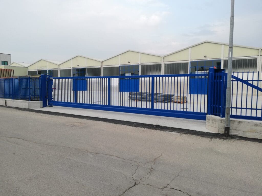Cancello industriale scorrevole per accesso aziendale